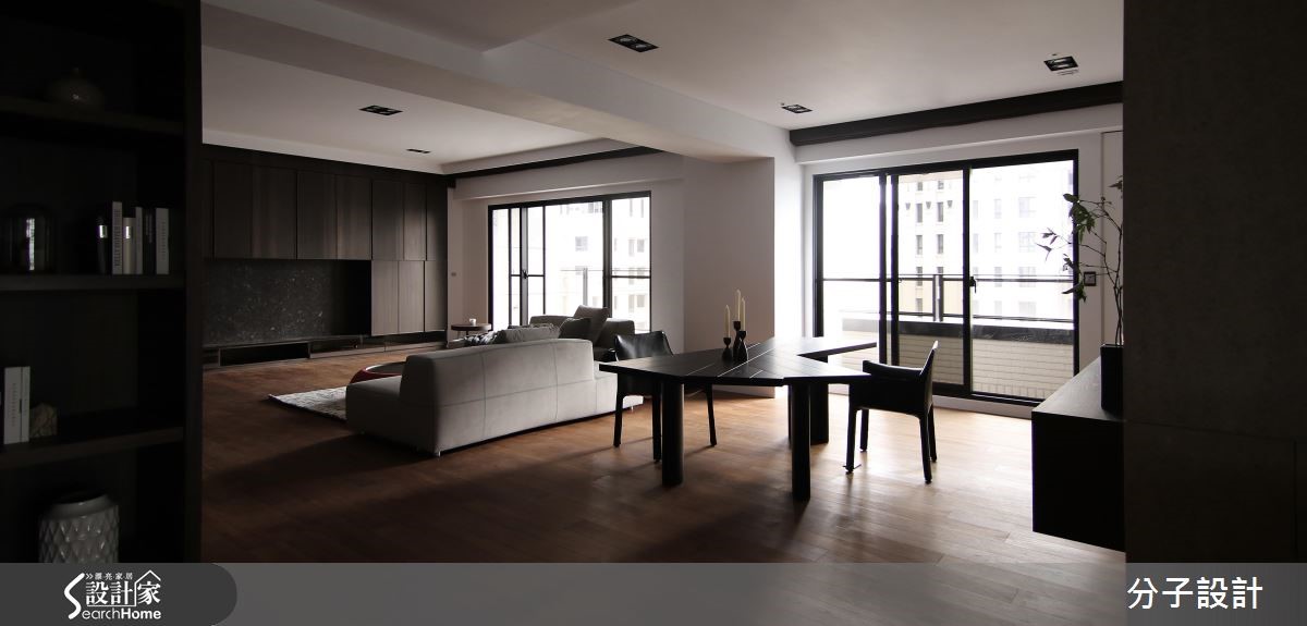 設計師以大量木元素與石材井然有序的鋪排在 85 坪空間